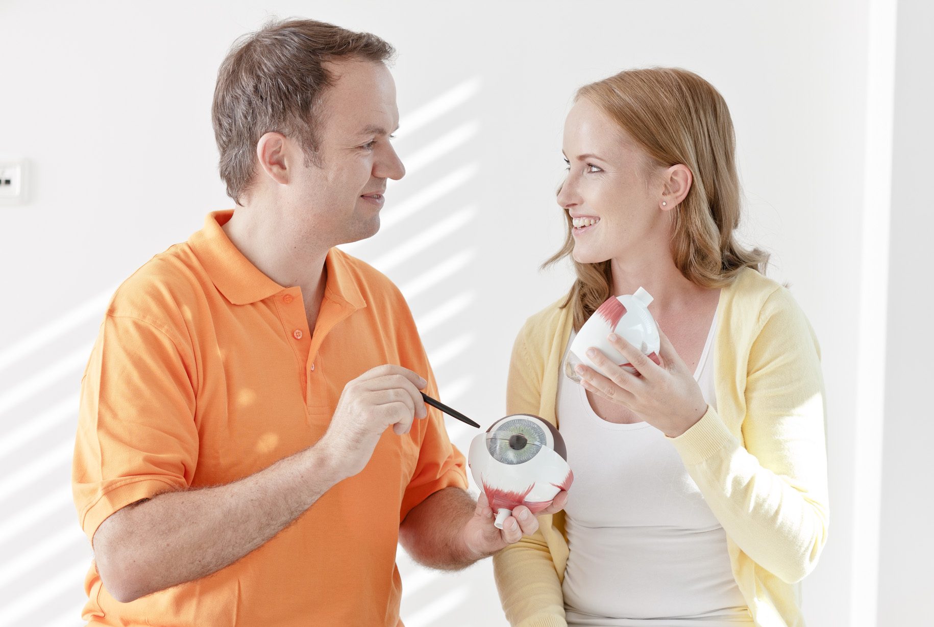 Augenarzt Dr. Müller-Holz und Patientin