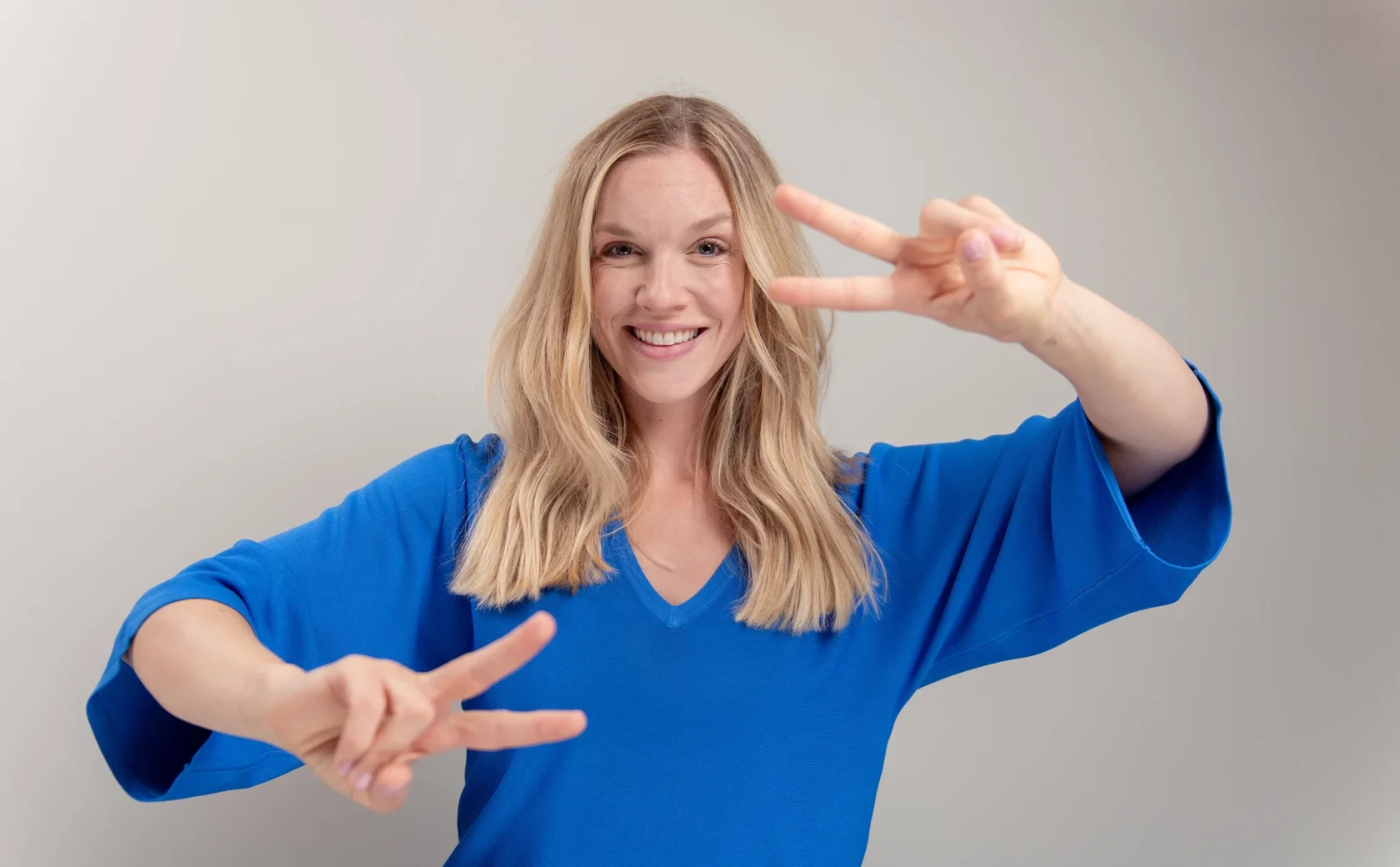 Junge Frau in blauer Bluse