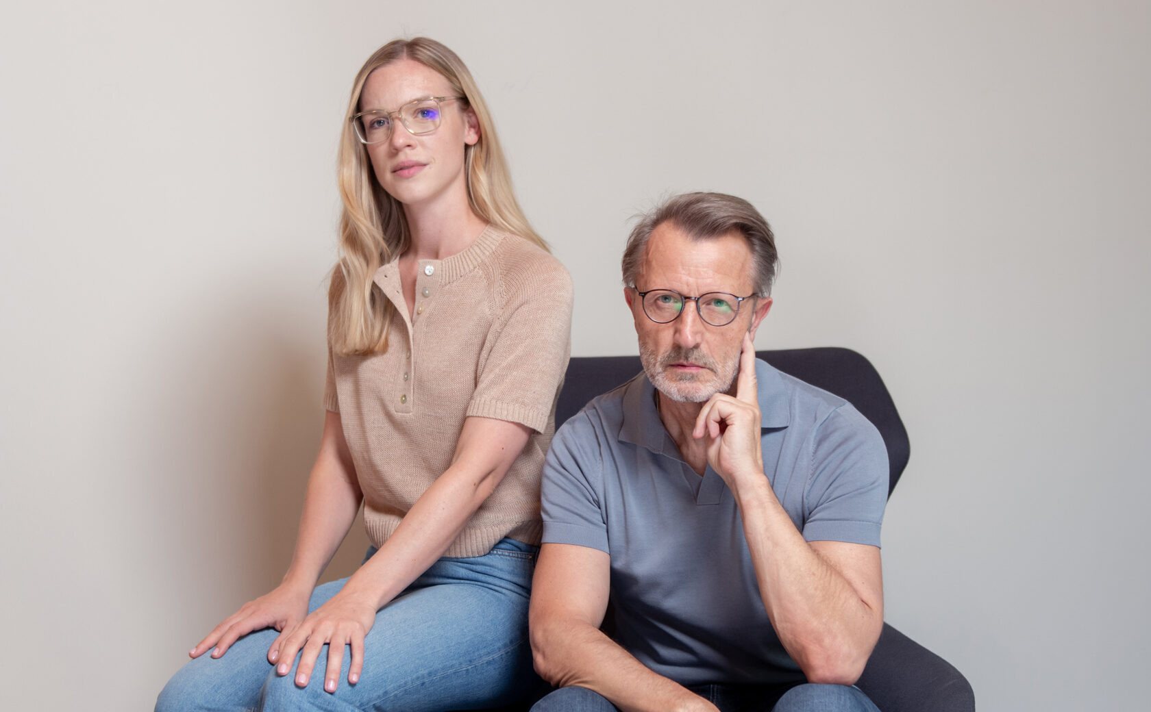 Mann und Frau sitzen auf Sofa